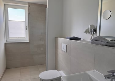 Zeitloses Badezimmer mit Blick in die ebenerdige Dusche