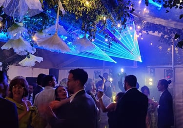 show de laser con gente bailando en boda en boquete