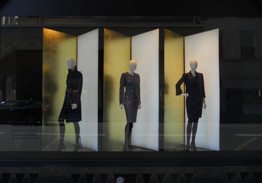 Allestimento vetrina boutique moda con arredi e materiali POP su misura