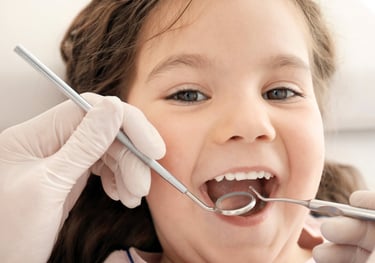 Criança indo a Goen Odontologia e sendo atendida pelo um Dentista em Palmas