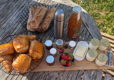 Petit-déjeuner Tiny House insolite Glamping Luberon Provence