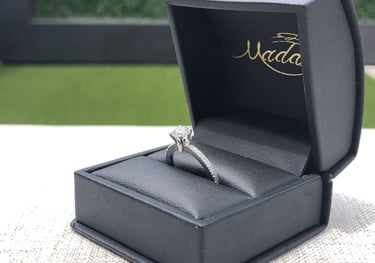 Anillo de Compromiso Oro Blanco 14k con diamantes laterales, Diamante GIA