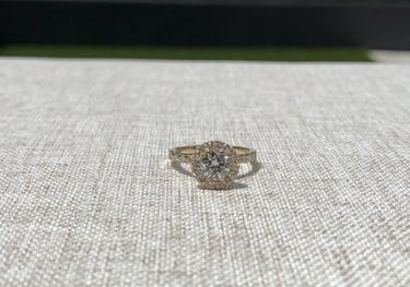 anillo de oro 18k amarillo, diamante central corte redondo con Halo y diamantes laterales