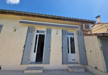 store coffre gris en façade