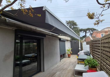 Store enrouleur gris moderne