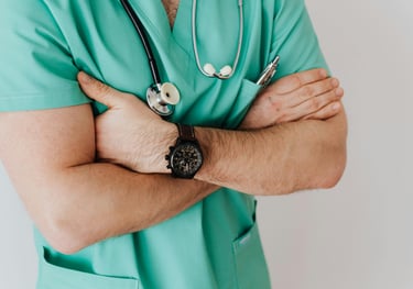 imagen de un médico con los brazos cruzados