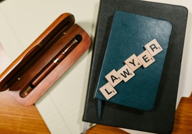 un bolígrafo en caja de madera y las letras lawyer