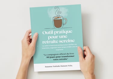 Couverture du cahier d'exercice tenu par une personne