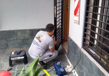 cerrajero de  puertas profesional - Cerrajería Diego 24hs Mendoza