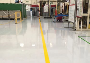 piso industrial epóxico de alto desempeño con demarcación operativa