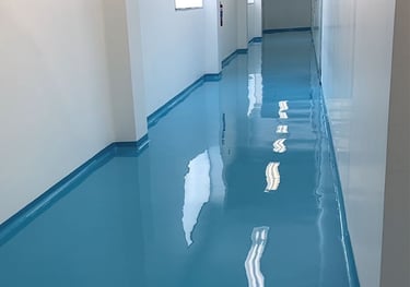piso epóxico sanitario con curvas y acabado continuo para áreas higiénicas