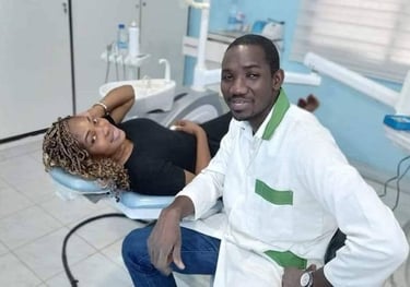 Dentiste professionnel en uniforme blanc posant avec une patiente souriante.