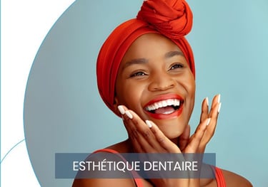 Femme souriante aux dents blanches pour l'esthétique et la beauté dentaire.