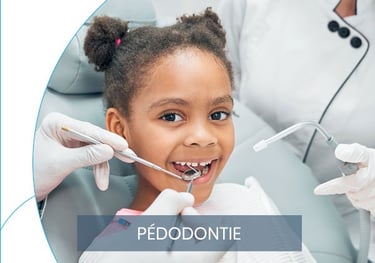 Souriante fillette recevant un examen dentaire au miroir et aux outils.