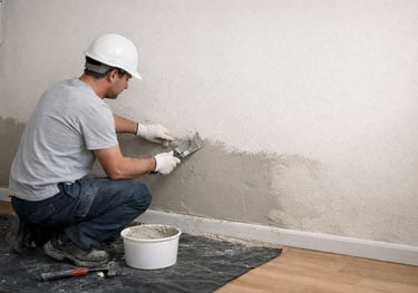 Aplicación de mortero adecuado en pared con humedad por capilaridad