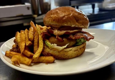 Menu burger et frites maison AD Burger servi dans le décor industriel de notre conceptstore.