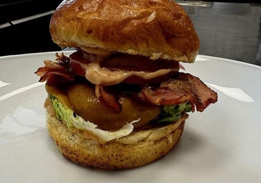 Burger gourmet AD Burger avec pain artisanal et produits frais au food court de L’Entrepotes.