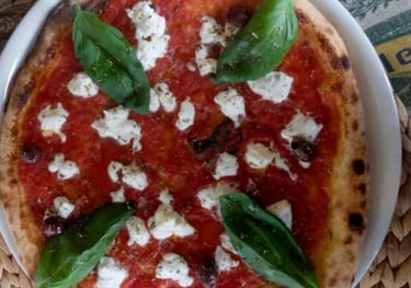 Détail d'une pizza croustillante PIZZ’ENTREPOTES préparée avec des produits frais au Conceptstore.