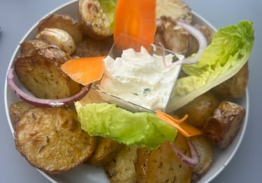 food court Le Loan servie sur une table industrielle.