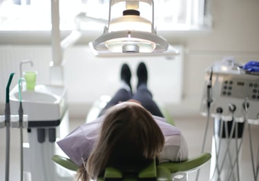 mujer en consultorio odontologico