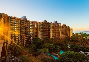 atardecer en Aulani a Disney Resort Ko Olina, Hawaii, se ve la alberca y el mar