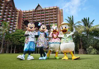 Mickey mouse, minnie mouse, daisy duck y donald duck con ropa tropical en aulani en hawaii