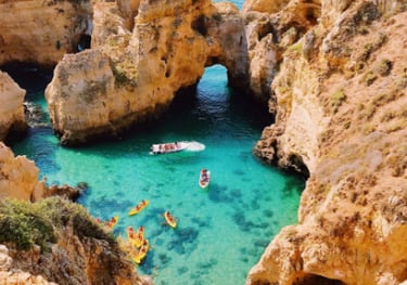 Tour no Algarve: Lagos, Albufeira, Benagil, Sagres, praias, falésias e castelo.