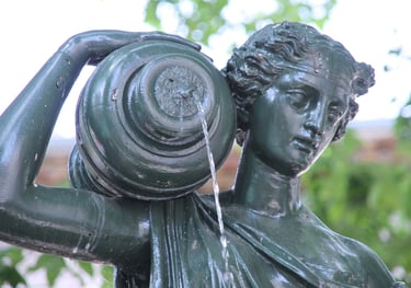 la statue de la fontaine , place de la fontaine à Uzès