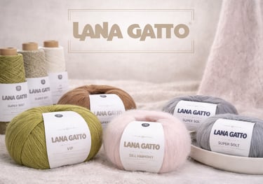 Įvairių tipų mezgimo siūlai – merino, moheris ir kiti mezgimo siūlai ant švelnaus megzto paviršiaus.