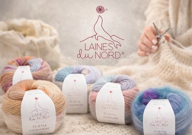 Laines du Nord mezgimo siūlai – natūralaus pluošto verpalai mezginiams, šalia mezgamas megztinis.