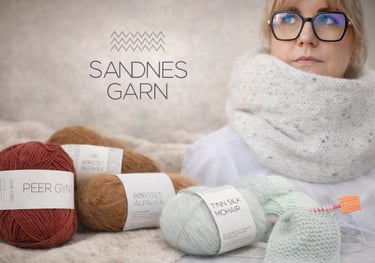 Sandnes Garn mezgimo siūlai ir megztas šalikas ant modelio kaklo.