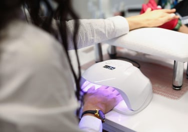 Manicure semipermanente con smalto resistente e brillante