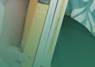 Iris Van Belleghem met boeken 'hartcoherentie', 'emotionele flexibiliteit' en 'De vijfde discipline'