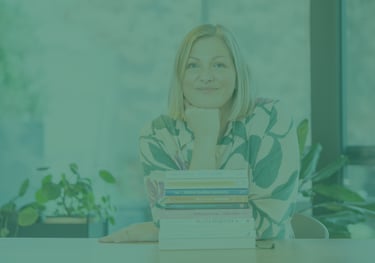 Iris Van Belleghem, gecertificeerd coach en Insights Discovery Practitioner, samen met boeken die haar inspireren