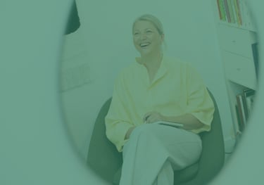 Iris Van Belleghem, teamcoach bij Sideline Coaching, begeleidt teams in beweging