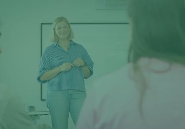 Iris Van Belleghem faciliteert een workshop voor een team professionals