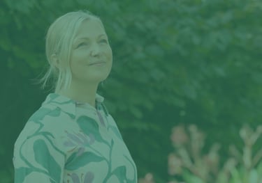 Iris Van Belleghem, trainer, coach en oprichter van Sideline Coaching, buiten in de natuur