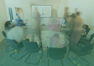 Iris Van Belleghem begeleidt een Insights Discovery workshop voor een team in België