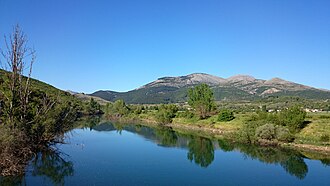 Río Esla en León, zona de pesca en entorno natural