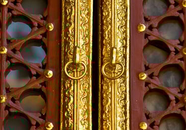 Puerta con acabados en filigrana