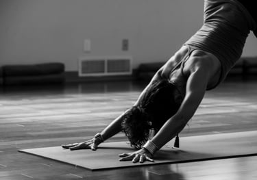 Eine Frau, die sich dehnt und Yoga praktiziert