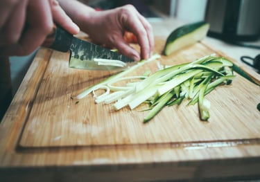 gesunde Ernährung, es wird Gemüse geschnitten