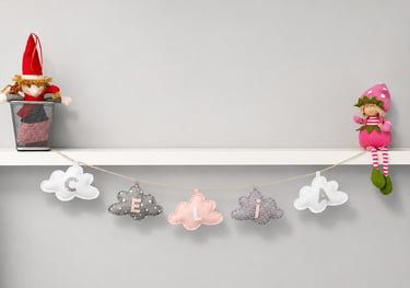 Guirnalda personalizada con letras y nubes de fieltro
