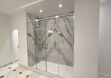 Salle de douche en Calacatta Gold