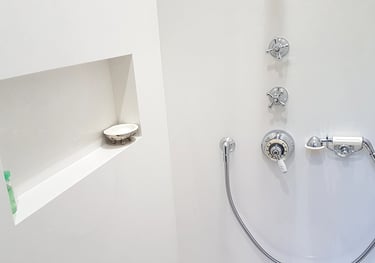 Salle de douche en Thassos