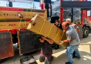 Antalya eşya taşıma elemanı ve profesyonel nakliye hamalı ile ağır yük indirme operasyonu.