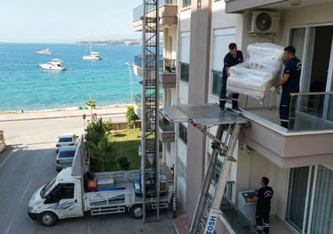 Konyaaltı'nda rezidans balkonuna asansörlü taşıma operasyonu