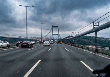 Şehirler arası ev taşıma fiyatları dahilinde, köprü ve otoyol geçişleriyle yeni adresinize ulaşan nakliye aracı.