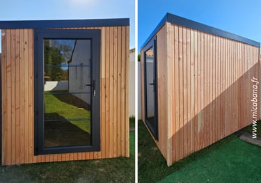 Abri de jardin contemporain isolé, avec porte batiment, bardage faux claire-voie en bois Douglas et toit bac acier