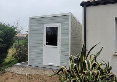 abri de jardin monopente avec ossature bois et bardage en PVC rigide